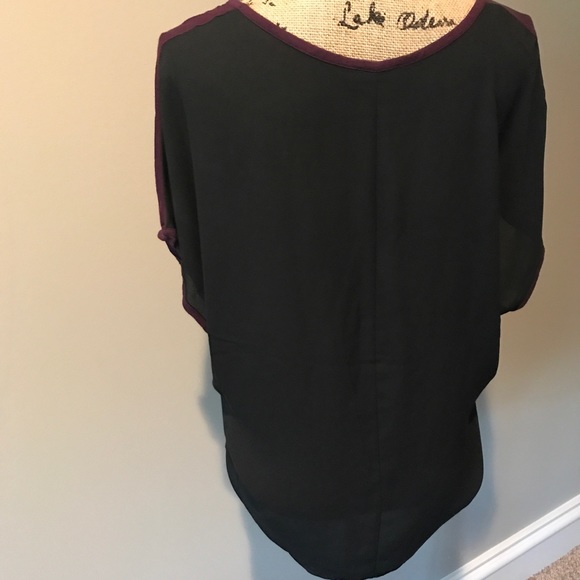 Express plum top, black mesh back - Picture 2 of 2